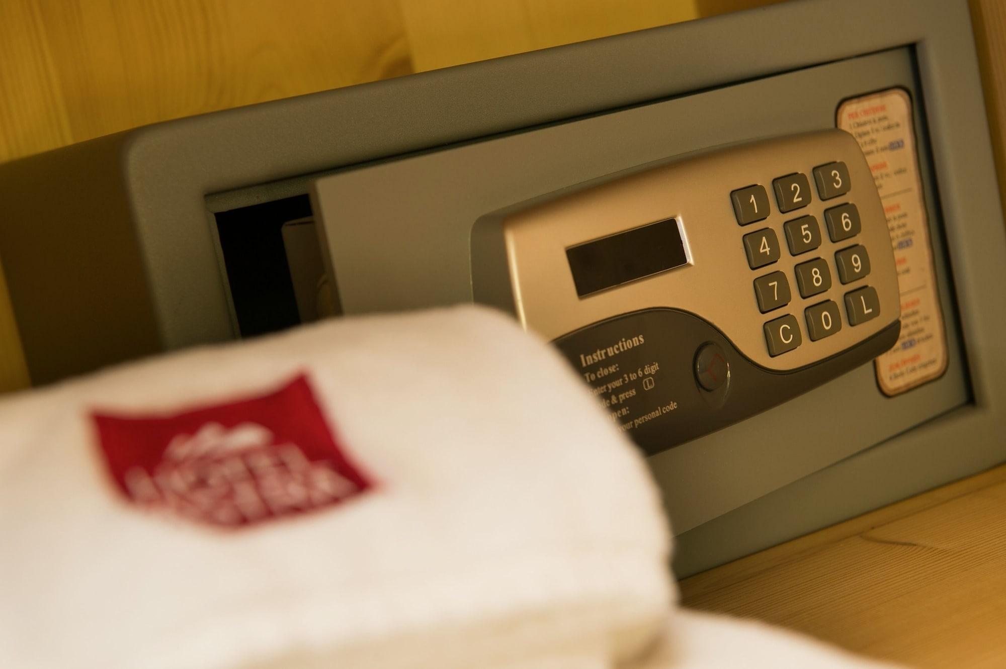 Hotel Astra 리비뇨 외부 사진